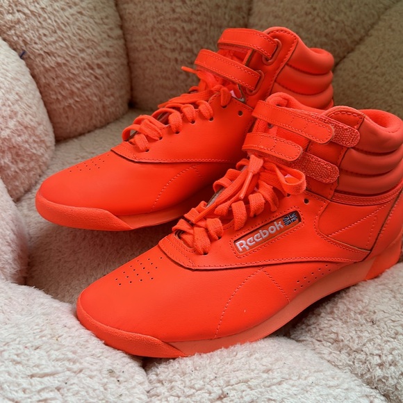 Brand New Neon Orange Reebok Training sneakers Size 8 - Picture 3 of 8